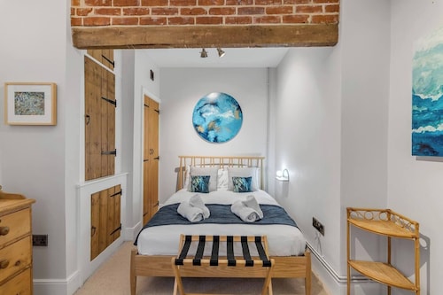 1BR The Old School House | Full Kitchen | Central