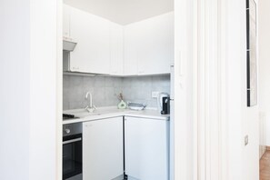 Kühlschrank, Ofen, Herdplatte, Wasserkocher mit Kaffee-/Teezubehör