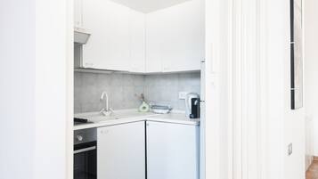 Frigorifero, forno, piano cottura, macchina per tè/caffè