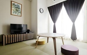 ラグジュアリー アパートメント ラナイ シティビュー | リビング エリア | 94 cmの薄型テレビ (ケーブル放送視聴可)