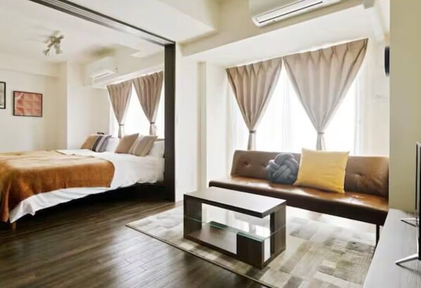 2 室のベッドルーム、デスク、ノートパソコン用作業スペース、遮光カーテン