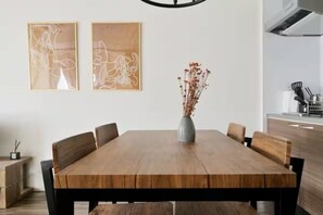 Appartement Deluxe, véranda, vue ville | Restauration dans la chambre