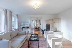 電視、壁爐、乒乓球設施、書籍