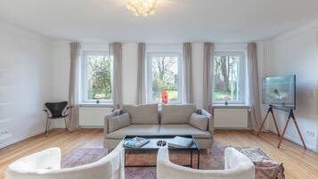 Fernseher, Kamin, Tischtennisplatte, Bücher