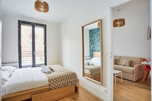 Appartement | Espace de travail pour ordinateur portable, fer et planche à repasser