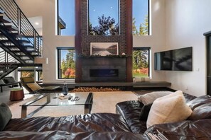 Televisio, takka, kirjoja, työhuone