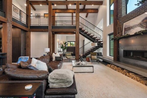 Architecturally-Stunning, Custom Cle Elum Luxury Retreat • Main House + Guest Ho