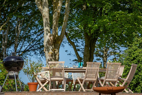 Guests can dine al fresco amidst lush surroundings and enjoy outdoor cooking facilities.