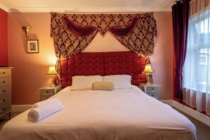 Premier kamer, 1 twee- of 2 eenpersoonsbedden | Badkamer | Een douche, een haardroger, handdoeken, zeep