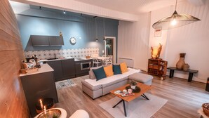 Un espacio habitable moderno con cocina, comedor y zona de estar.