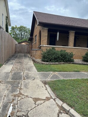 Property grounds - Downtown Bedford’s Timeless Retreat: Historic charm meets modern living. (Bedford)