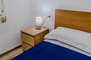 2 bedrooms, iron/ironing board, internet, bed sheets
