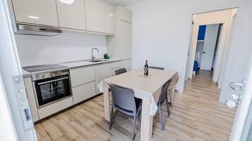 Ofen, Herdplatte, Wasserkocher mit Kaffee-/Teezubehör, Toaster