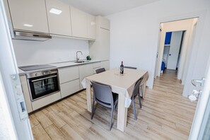 Oven, stovetop, coffee/tea maker, toaster