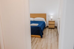 2 slaapkamers, een strijkplank/strijkijzer, internet, beddengoed