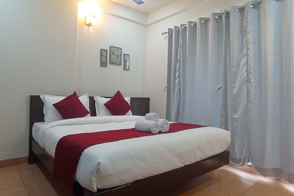 Dobbeltrom – deluxe, 1 dobbeltseng, aircondition | Strykejern/-brett og wi-fi (inkludert)