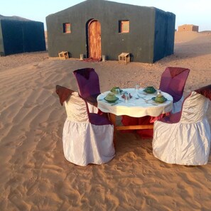 Outdoor dining - Cozy Camp with 6 bungalows in Mhamid, in the Sahara Dunes authentic Berber life (zagora M'hamid el ghizlane)