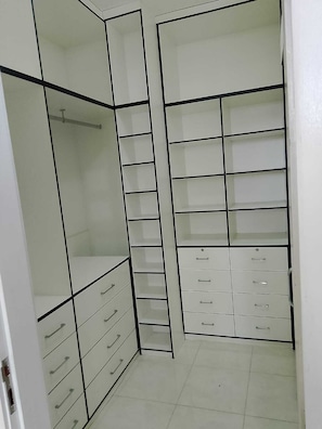 Phòng đôi Deluxe | Phòng tắm | Buồng tắm vòi sen, khăn tắm, giấy vệ sinh