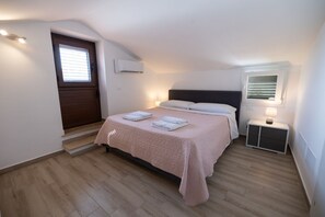 3 habitaciones, tabla de planchar con plancha, wifi y ropa de cama