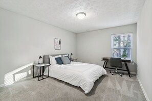 1 habitación, escritorio, tabla de planchar con plancha y cuna de viaje 