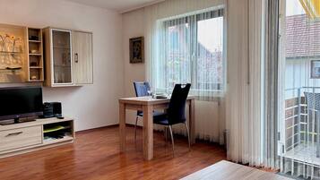 Fernseher, Tischtennisplatte, Bücher, Stereoanlage