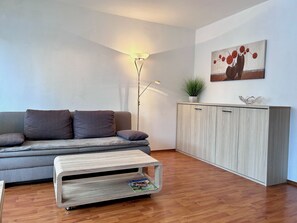 TV, ping pong, books, stereo