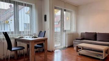 Fernseher, Tischtennisplatte, Bücher, Stereoanlage