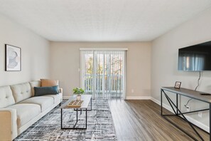 Smart TV, chimenea y oficina 