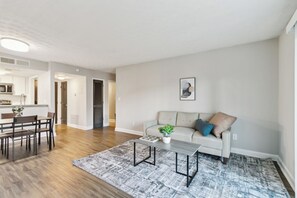 Smart TV, chimenea y oficina 