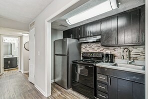 冷蔵庫、電子レンジ、オーブン、コンロ