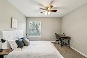 1 dormitorio, escritorio, tabla de planchar con plancha y cuna de viaje