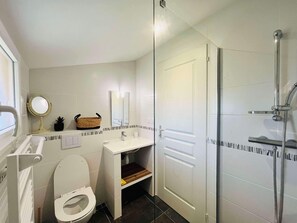 Een douche, een haardroger, handdoeken, zeep