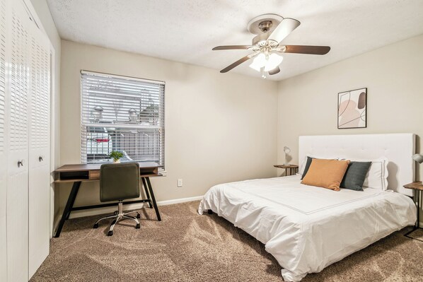 2 Schlafzimmer, Schreibtisch, Bügeleisen/Bügelbrett, Reisekinderbett