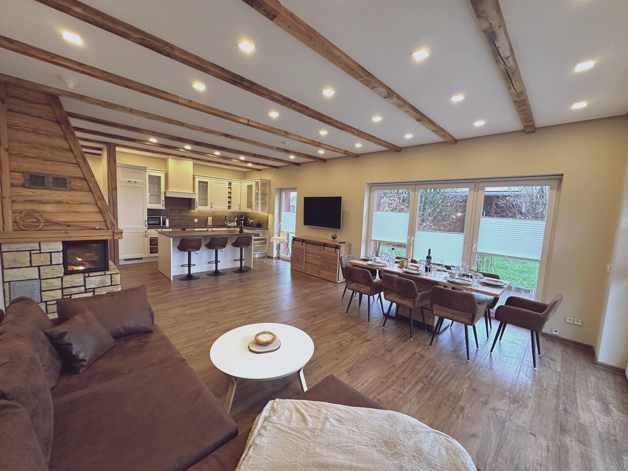 Télévision, cheminée, livres