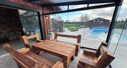 Ferienhaus MILA mit Pool, Sauna, Kamin, Privatgelände, Ostsee nur 30 Autominuten