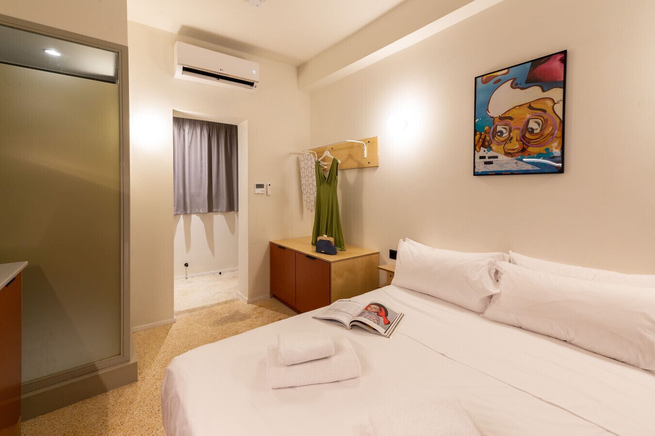 1 habitación, tabla de planchar con plancha, wifi gratis y ropa de cama 