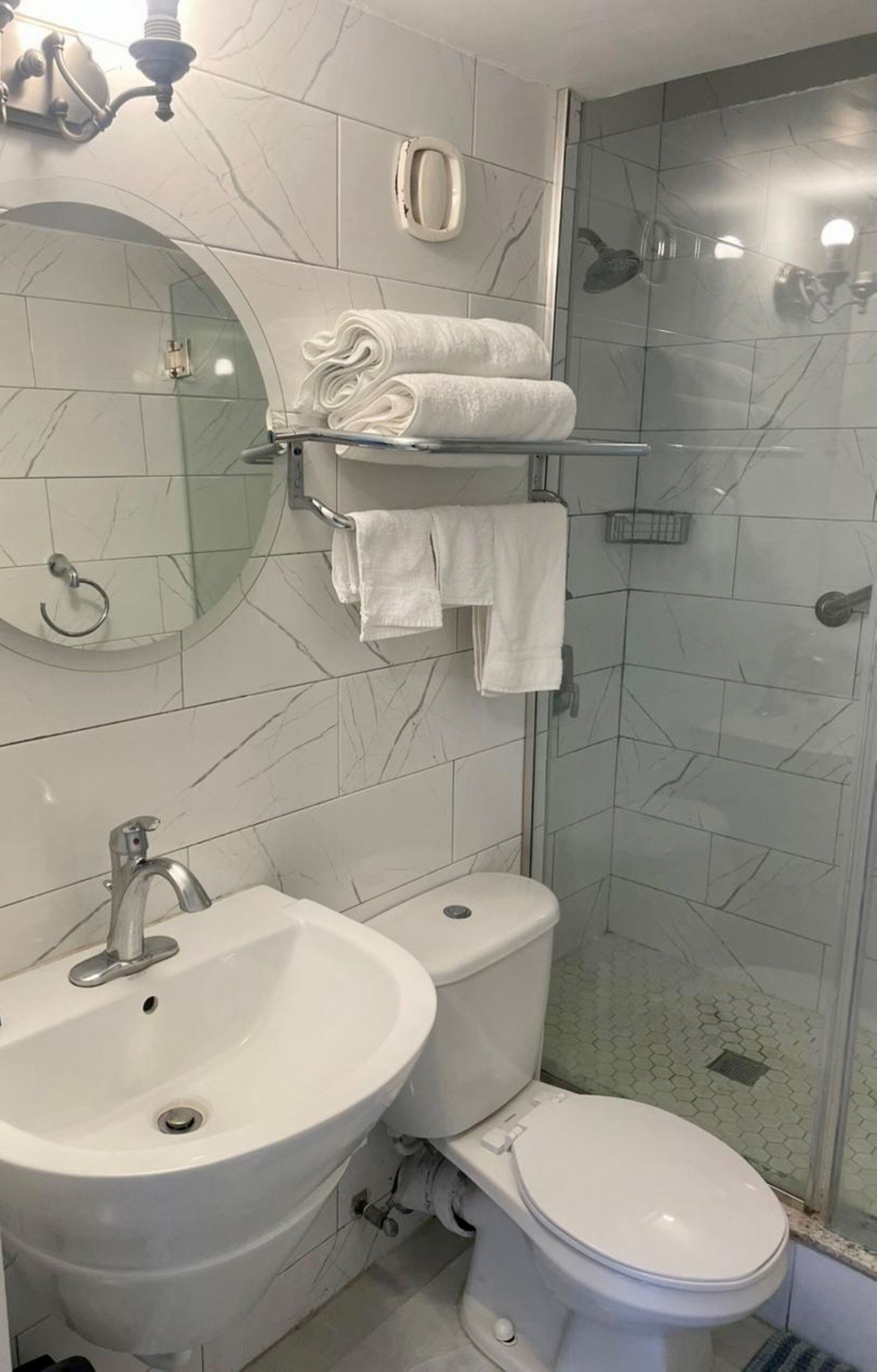 Secadora de cabello, toallas, jabón, papel de baño 