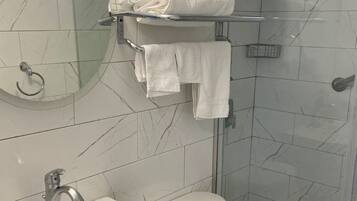 Secadora de cabello, toallas, jabón, papel de baño