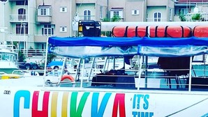 Een boot met kleurrijke tekst op de zijkant, waarop 'CHUKKA IT'S TIME TO PLAY' staat.