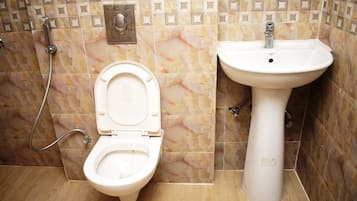 Deluxe Room | Bathroom | Shower, free toiletries, towels