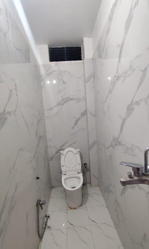 Pancuran mandi, tuala disediakan, sabun, syampu 