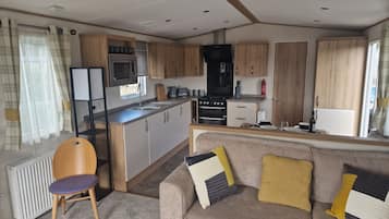 Een televisie, een dvd-speler en een stereo