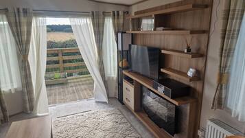 Een televisie, een dvd-speler en een stereo