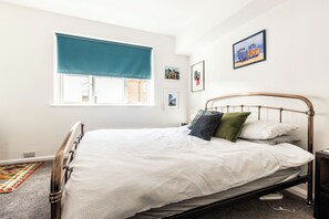 3 soverom, skrivebord, strykejern/-brett og reiseseng for barn