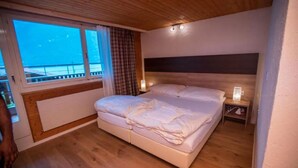 Superior Double Room, Lake View | In-room safe, iron/ironing board, free WiFi - Hotel Ora Lake View (Niederried bei Interlaken)