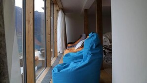 Living area - Hotel Ora Lake View (Niederried bei Interlaken)