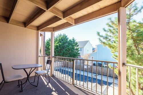 One Bedroom Condo on 22rd St Bayside With a Pool