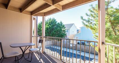 One Bedroom Condo on 22rd St Bayside With a Pool