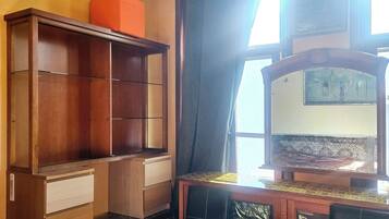 Dormitorio compartido, 1 habitación | Sala de estar | Libros
