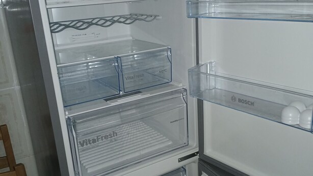 A refrigerator with multiple compartments, including a 'NoFrost' section and a 'VitaFresh' drawer. - Room-private Room Antwerpen (Antwerp)